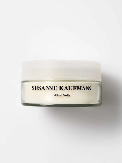 Susanne Kaufmann Alkali Salts is a soothing bath powder that helps restore the skin’s natural pH balance while promoting relaxation. Its blend of sea salt, whey powder, and natron provides essential minerals to nourish and calm the skin.